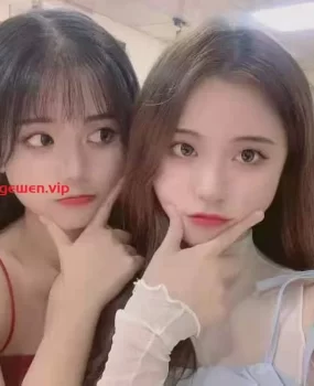 武汉极品双飞姐妹花，白嫩大咪咪粉嫩小穴被干的淫水直流